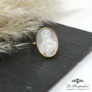 Bague nacre gravée
